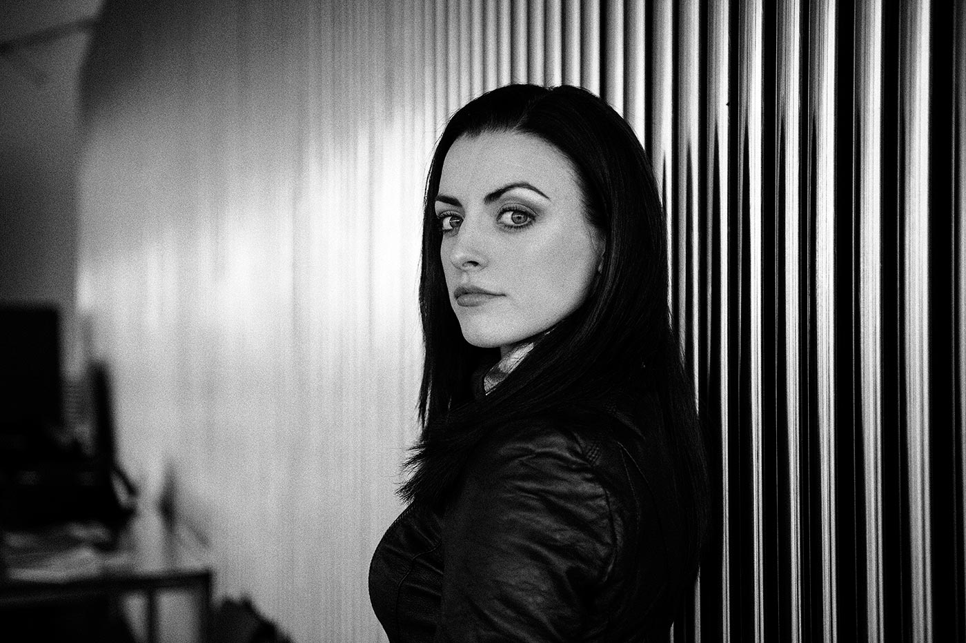 Nora-Jane Noone pose